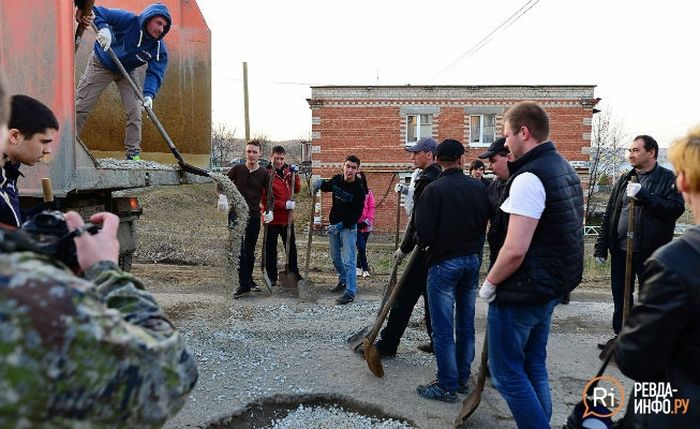 Автомобилисты Свердловской области сами заделали ямы на дорогах (5 фото) Автомобилисты Свердловской области сами заделали ямы на дорогах (5 фото)