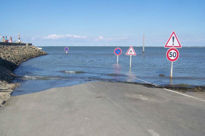 Удивительная дорога, дважды в сутки уходящая под воду (8 фото) Удивительная дорога, дважды в сутки уходящая под воду (8 фото)