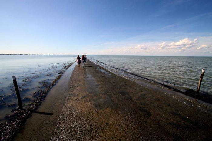 Удивительная дорога, дважды в сутки уходящая под воду (8 фото) Удивительная дорога, дважды в сутки уходящая под воду (8 фото)