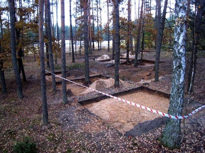 В Польше обнаружили спрятанные под землей газовые камеры (9 фото) В Польше обнаружили спрятанные под землей газовые камеры (9 фото)