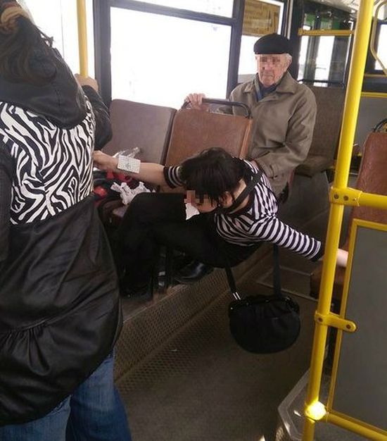 В Перми пьяная девушка-кондуктор порадовала пассажиров (3 фото) В Перми пьяная девушка-кондуктор порадовала пассажиров (3 фото)