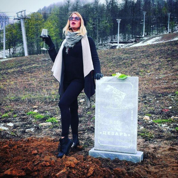 В Сочи устроили шикарные похороны салату «Цезарь» (6 фото) В Сочи устроили шикарные похороны салату «Цезарь» (6 фото)