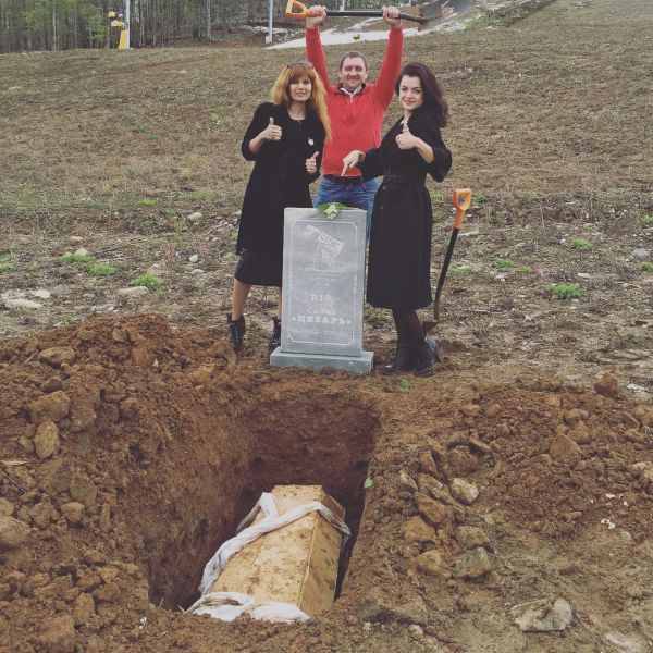 В Сочи устроили шикарные похороны салату «Цезарь» (6 фото) В Сочи устроили шикарные похороны салату «Цезарь» (6 фото)