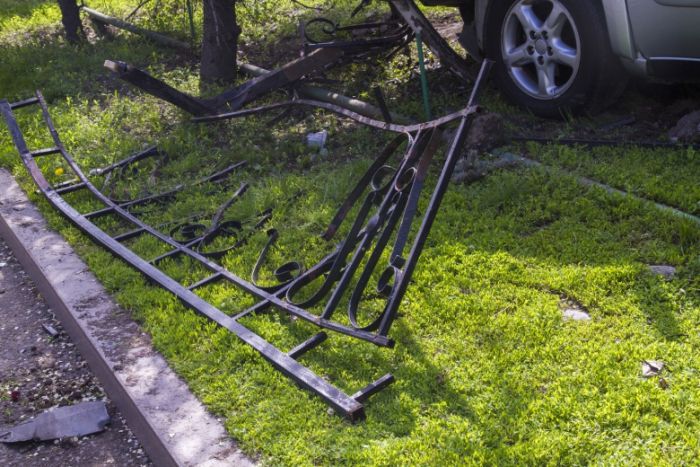 Автоледи не поделили дорогу и устроили серьезную аварию (6 фото) Автоледи не поделили дорогу и устроили серьезную аварию (6 фото)