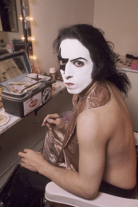  :  - Kiss     (16 )