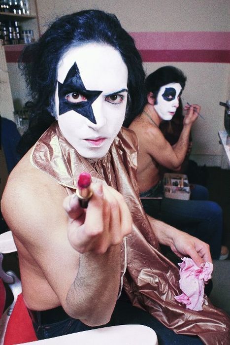  Kiss     (16 )