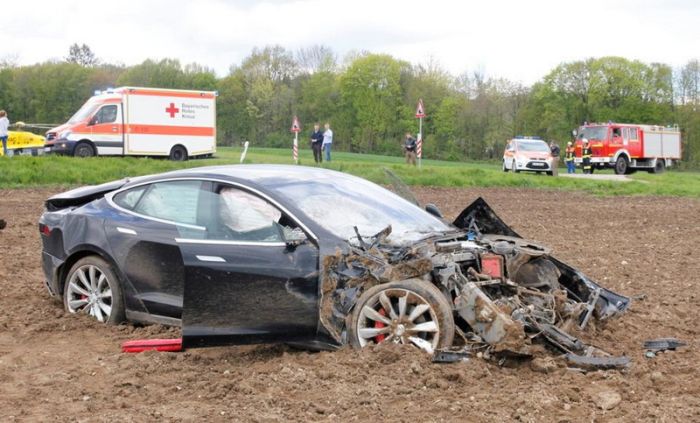     Tesla Model S (7 )