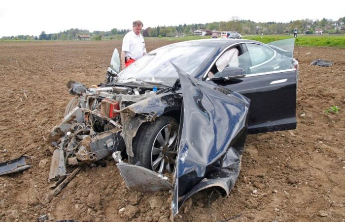     Tesla Model S (7 )