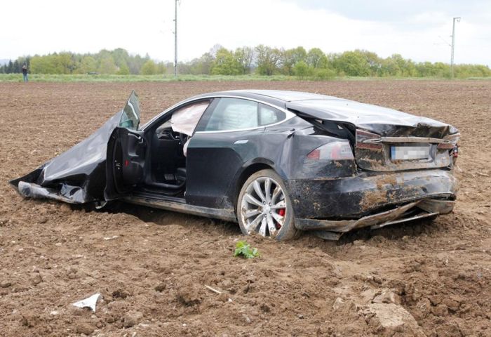     Tesla Model S (7 )