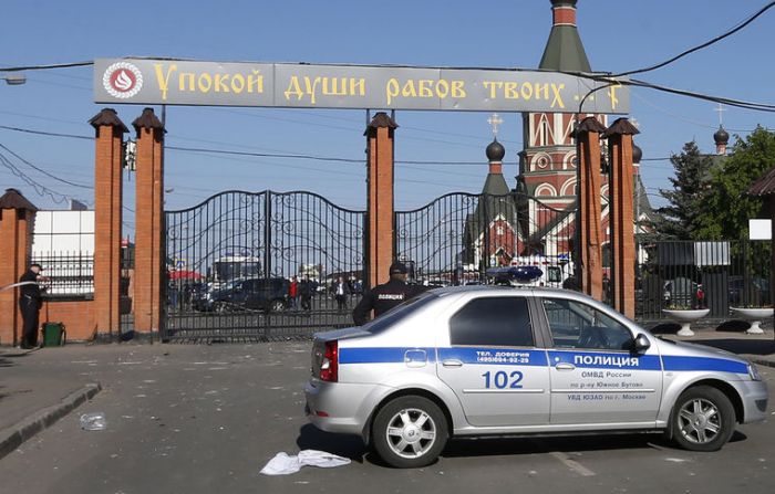 В Москве на Хованском кладбище произошла массовая драка (12 фото) В Москве на Хованском кладбище произошла массовая драка (12 фото)