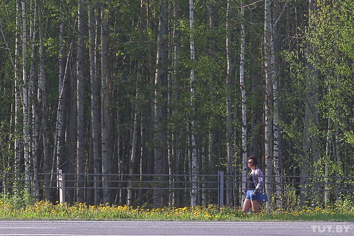 Как работают жрицы любви на трассе М1 (10 фото) Как работают жрицы любви на трассе М1 (10 фото)