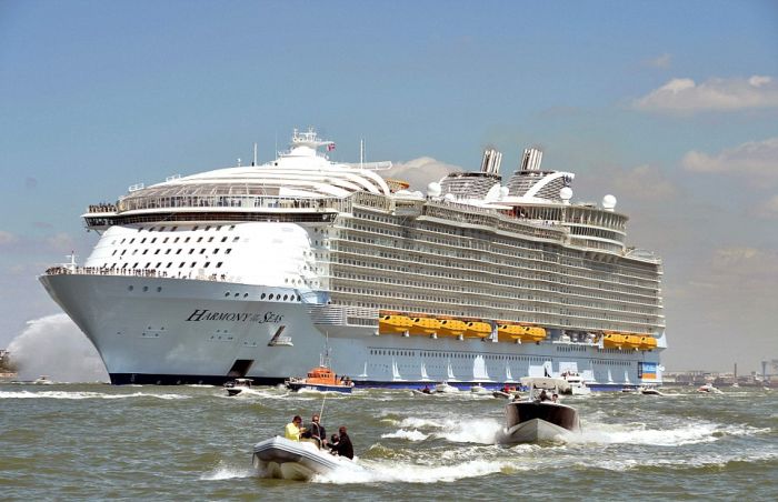 Самый большой в мире круизный лайнер Harmony of the Seas (15 фото) Самый большой в мире круизный лайнер Harmony of the Seas (15 фото)