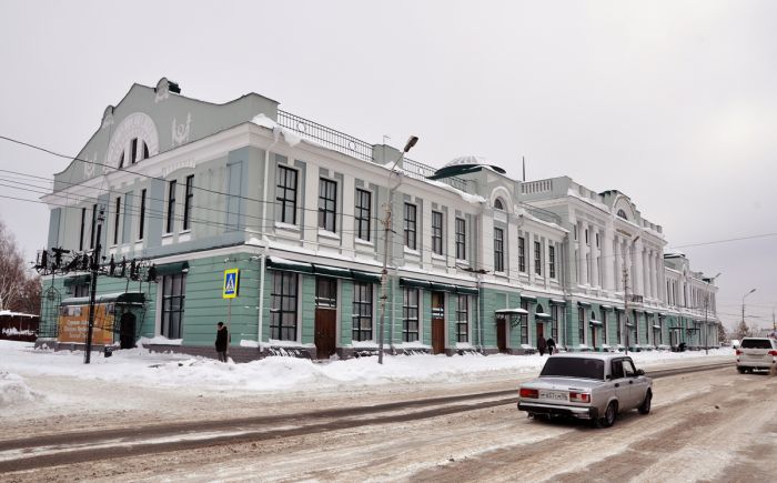 В Омске очистили от грунта цокольный этаж старинного здания (2 фото) В Омске очистили от грунта цокольный этаж старинного здания (2 фото)