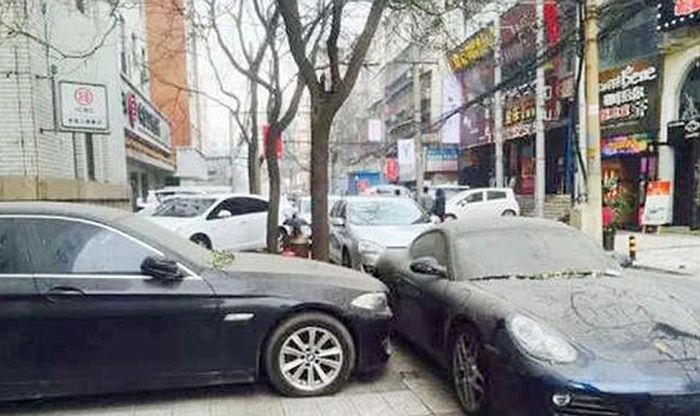 Противостояние китайских автомобилистов (6 фото) Противостояние китайских автомобилистов (6 фото)