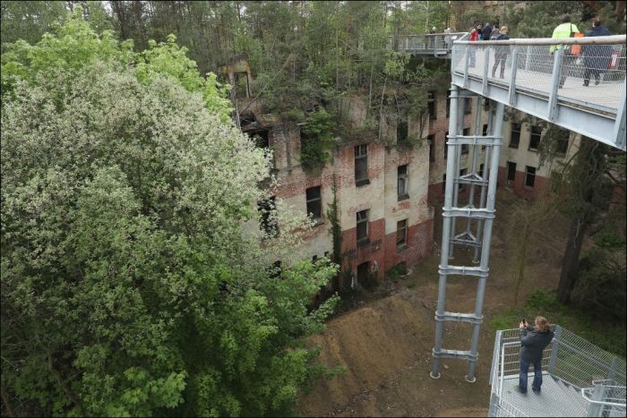 Необычный музей в заброшенном военном госпитале (11 фото) Необычный музей в заброшенном военном госпитале (11 фото)