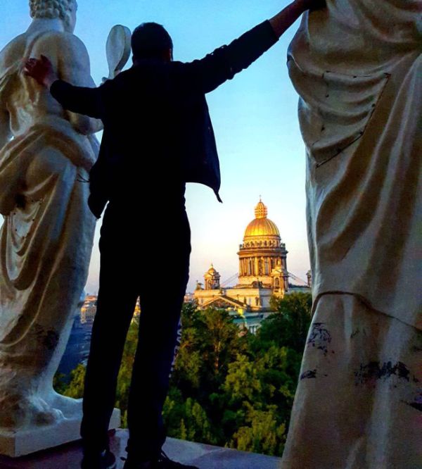 Петербургские руферы забрались на крышу Главного штаба (2 фото) Петербургские руферы забрались на крышу Главного штаба (2 фото)
