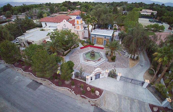 В Лас-Вегасе продается особняк Майкла Джексона (24 фото) В Лас-Вегасе продается особняк Майкла Джексона (24 фото)