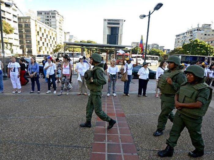 В Венесуэле из-за нехватки продовольствия вспыхнули бунты (18 фото) В Венесуэле из-за нехватки продовольствия вспыхнули бунты (18 фото)
