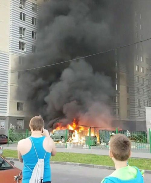 В Южном Бутово сгорело три автомобиля (7 фото) В Южном Бутово сгорело три автомобиля (7 фото)