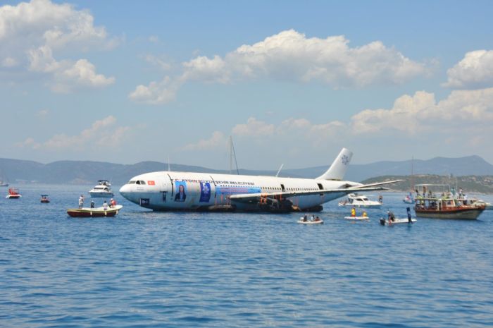 На турецком курорте затопили самолет Airbus A300 ради привлечения туристов (3 фото) На турецком курорте затопили самолет Airbus A300 ради привлечения туристов (3 фото)