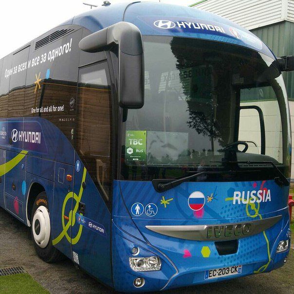 Автобус сборной России по футболу на чемпионате Европы (3 фото) Автобус сборной России по футболу на чемпионате Европы (3 фото)
