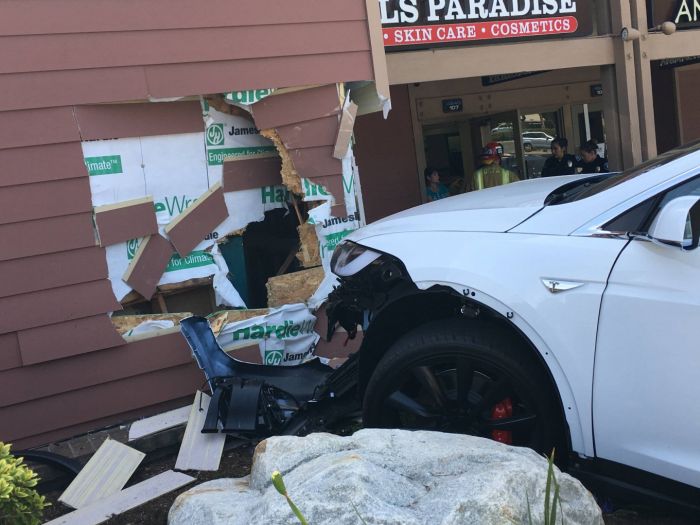 Владелец электрокара Tesla Model X обвинил в аварии бортовой компьютер (2 фото) Владелец электрокара Tesla Model X обвинил в аварии бортовой компьютер (2 фото)