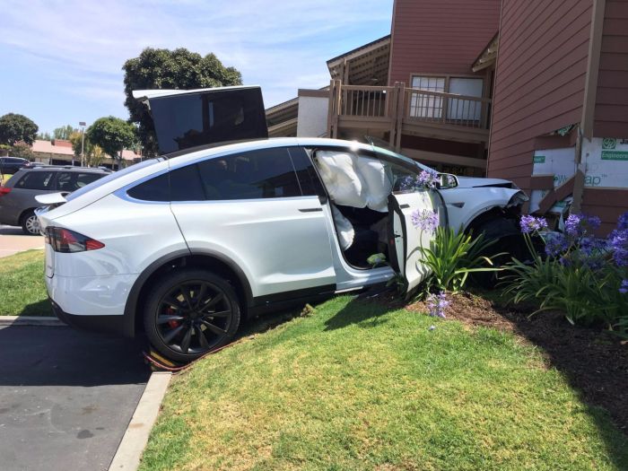 Владелец электрокара Tesla Model X обвинил в аварии бортовой компьютер (2 фото) Владелец электрокара Tesla Model X обвинил в аварии бортовой компьютер (2 фото)