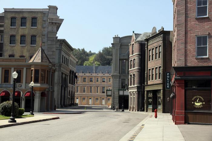   Universal Studios  - (15 )