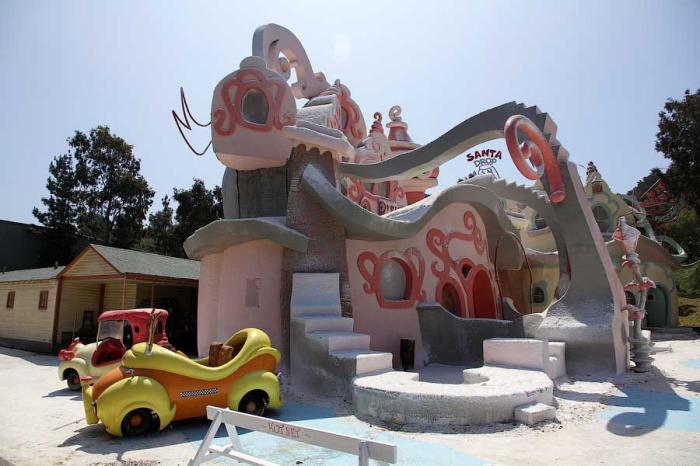   Universal Studios  - (15 )