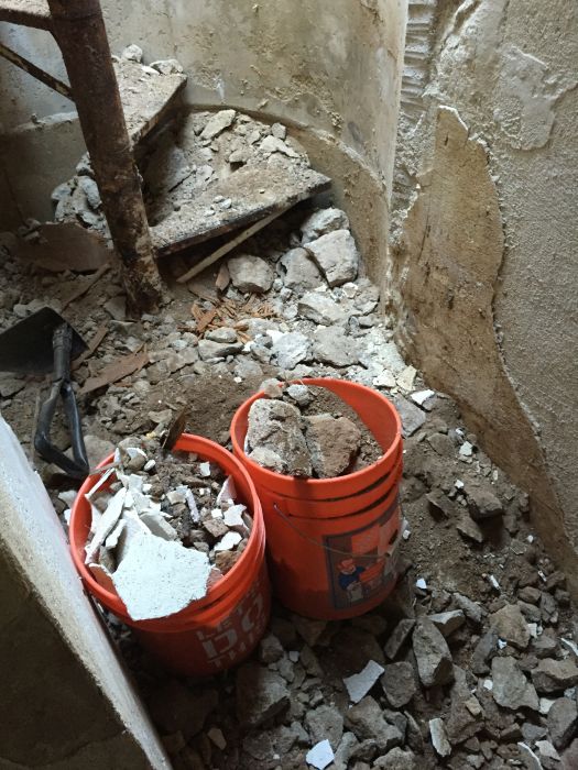 Старый подземный бункер во дворе дома (29 фото) Старый подземный бункер во дворе дома (29 фото)