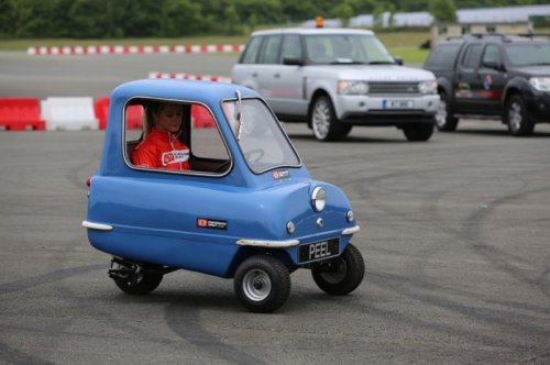 Крошка-автомобиль Peel P50 (13 фото) Крошка-автомобиль Peel P50 (13 фото)