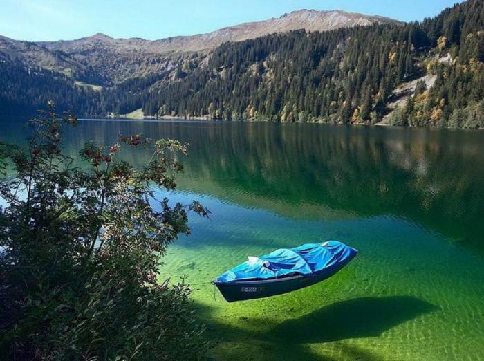 Самое чистое озеро на планете, но купаться в нем нельзя (14 фото) Самое чистое озеро на планете, но купаться в нем нельзя (14 фото)