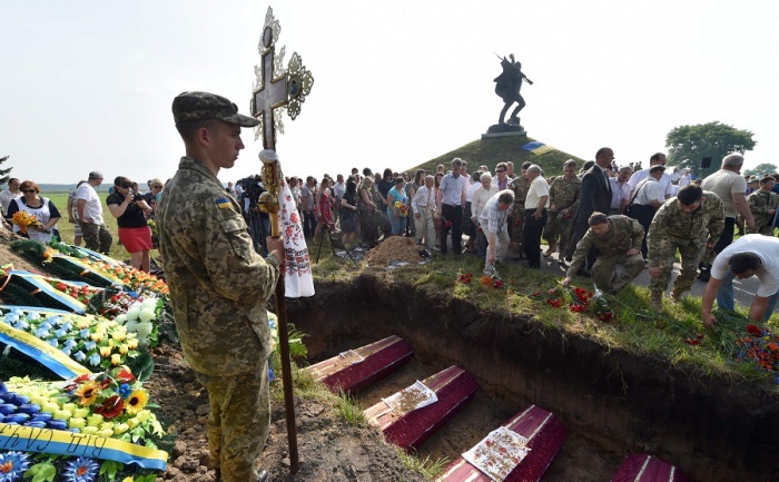 Под Киевом захоронили останки 20 солдат Красной армии (11 фото) Под Киевом захоронили останки 20 солдат Красной армии (11 фото)