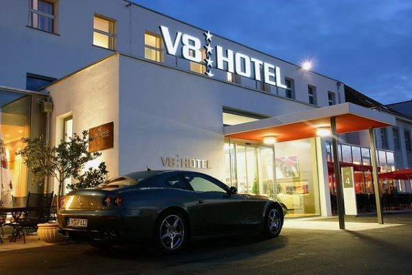  V8 (11 )