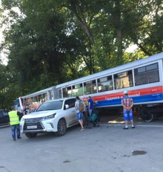 Детский паровозик изрядно потрепал внедорожник Lexus (3 фото) Детский паровозик изрядно потрепал внедорожник Lexus (3 фото)