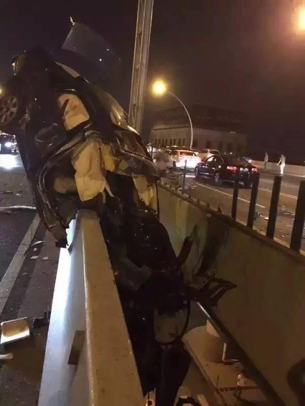 В Китае автомобилист-лихач попал в ДТП и повис на мосту (4 фото) В Китае автомобилист-лихач попал в ДТП и повис на мосту (4 фото)
