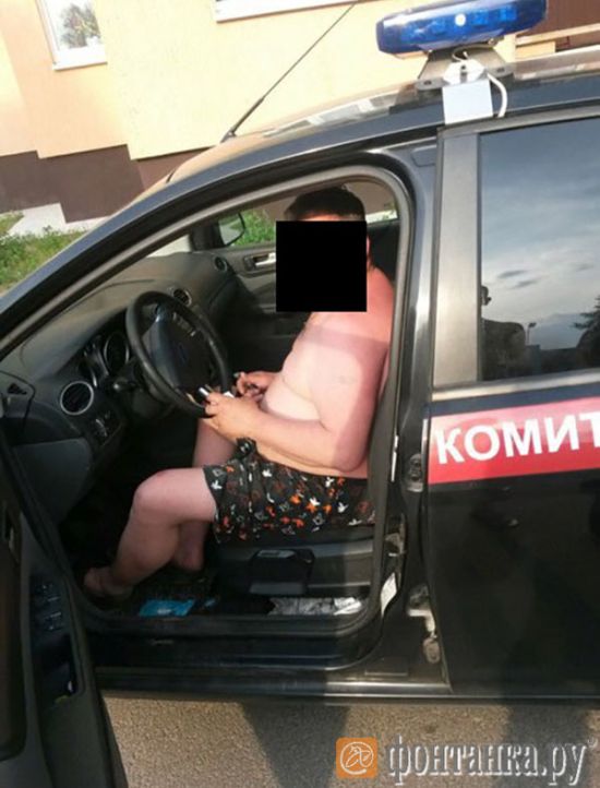 Мужчина в трусах ездил на автомобиле Следственного комитета (4 фото) Мужчина в трусах ездил на автомобиле Следственного комитета (4 фото)
