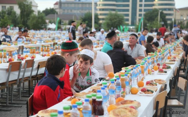 Самый массовый в России ифтар прошел в Грозном (8 фото) Самый массовый в России ифтар прошел в Грозном (8 фото)