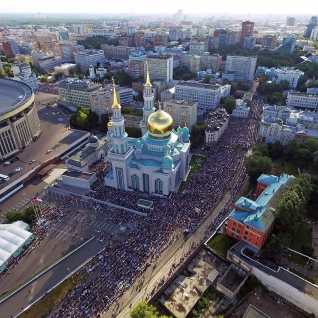 Празднование Ураза-байрама в Москве (15 фото) Празднование Ураза-байрама в Москве (15 фото)
