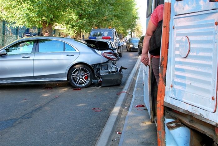 В Перми трамвай столкнулся с двумя автомобилями марки Mercedes (2 фото) В Перми трамвай столкнулся с двумя автомобилями марки Mercedes (2 фото)