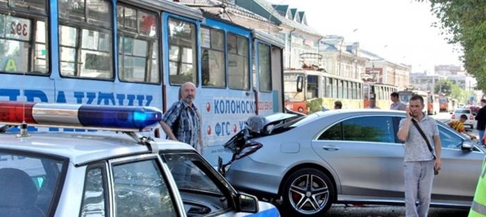 В Перми трамвай столкнулся с двумя автомобилями марки Mercedes (2 фото) В Перми трамвай столкнулся с двумя автомобилями марки Mercedes (2 фото)