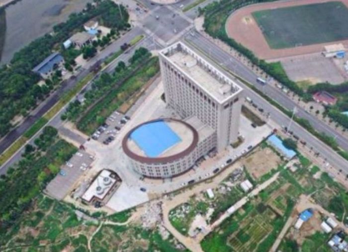 Здание китайского университета напомнило жителям страны большой унитаз (2 фото) Здание китайского университета напомнило жителям страны большой унитаз (2 фото)