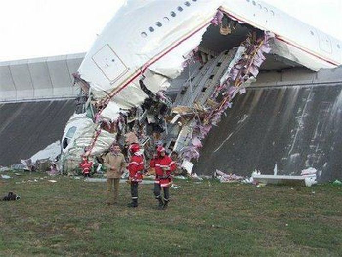 Как арабы по ошибке угробили крупнейший в мире самолет (9 фото) Как арабы по ошибке угробили крупнейший в мире самолет (9 фото)