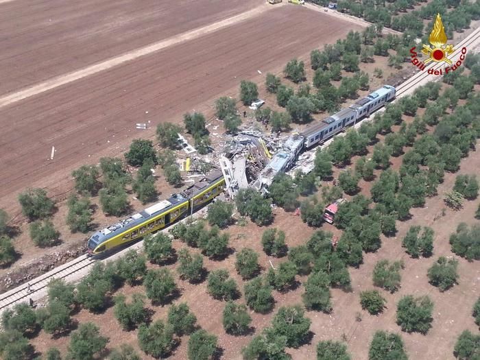 В Италии столкнулись два пассажирских поезда (8 фото) В Италии столкнулись два пассажирских поезда (8 фото)