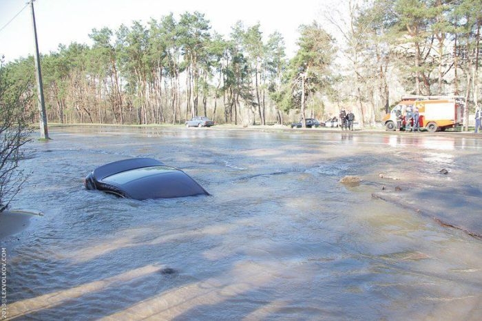 В Киеве под асфальт нырнул автомобиль (8 фото) В Киеве под асфальт нырнул автомобиль (8 фото)