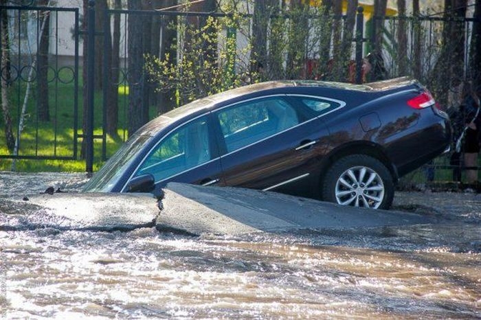В Киеве под асфальт нырнул автомобиль (8 фото) В Киеве под асфальт нырнул автомобиль (8 фото)