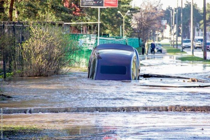 В Киеве под асфальт нырнул автомобиль (8 фото) В Киеве под асфальт нырнул автомобиль (8 фото)