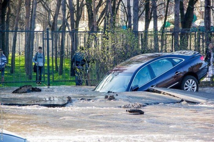 В Киеве под асфальт нырнул автомобиль (8 фото) В Киеве под асфальт нырнул автомобиль (8 фото)