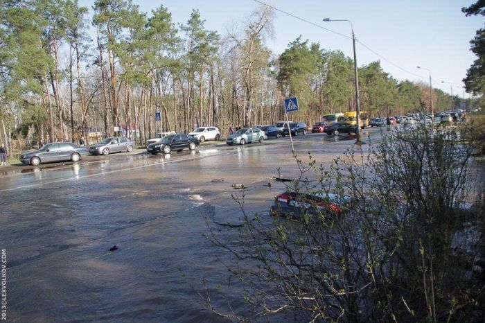 В Киеве под асфальт нырнул автомобиль (8 фото) В Киеве под асфальт нырнул автомобиль (8 фото)