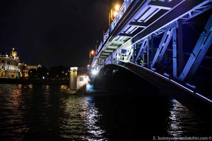 Кто и как разводит разводные мосты Санкт-Петербурга (27 фото) Кто и как разводит разводные мосты Санкт-Петербурга (27 фото)